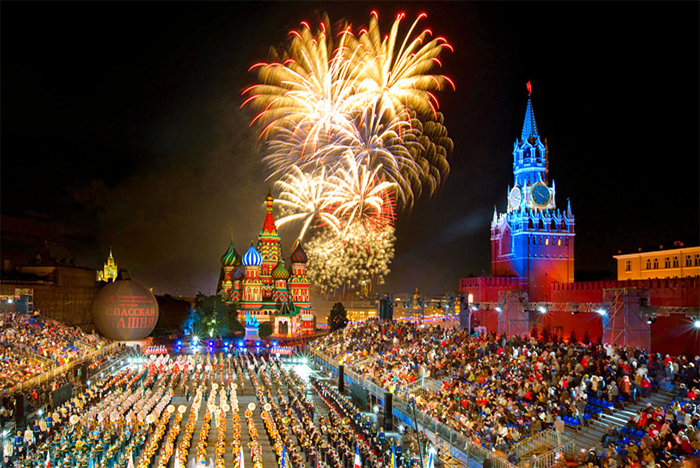 Rusia plaza Roja, catedral de san basilio de fuegos artificiales de la celebración de la